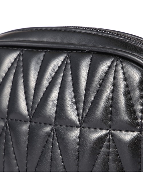 NATURAL BEAUTY BASIC（ナチュラルビューティーベーシック）の「ジグザグキルトポシェット（ショルダーバッグ・レディース・キャメル/グレー/ブラック・ﾌﾘ-）」の4枚目の写真