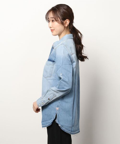 Guess（ゲス）の「Western Denim Shirt（シャツ/ブラウス・レディース・インディゴブルー・LARGE/SMALL/MEDIUM/X-SMALL）」の6枚目の写真