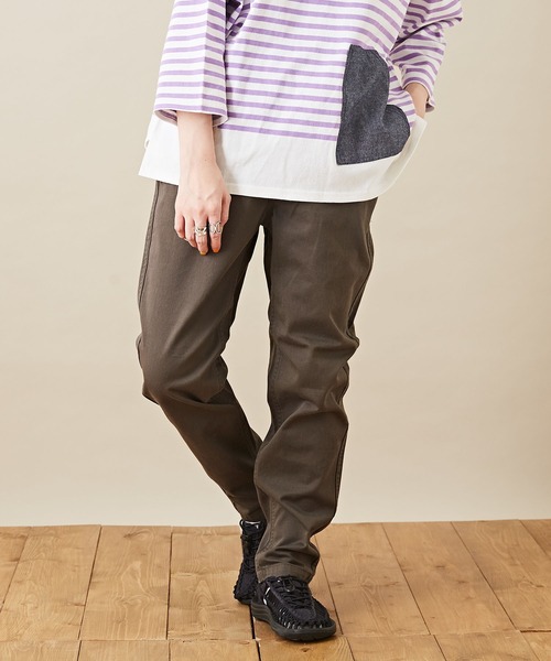 CUBE SUGAR（キューブシュガー）の「ツイル スリム ウエストゴム 無地 ギャザーパンツ（その他パンツ・レディース・チャコールグレー/ベージュ/カーキ・S/M）」の3枚目の写真
