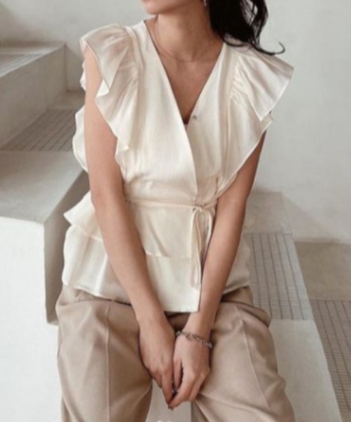 ACYM(アシーム)の「Nosleeve volume frill ブラウス(シャツ/ブラウス・レディース・アイボリー/ブラック/ベージュ・FREE)」の1枚目の写真