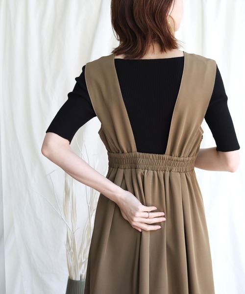 HER CLOSET（ハークローゼット）の「【cheriella】イージーケアCOOLタッチボートネック袖スリットリブニット（ニット/セーター・レディース・ブラック/サックスブルー/ピンク/アイボリー/グレイッシュベージュ/ブルー・M）」の17枚目の写真