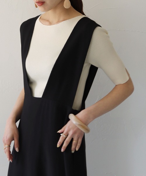 HER CLOSET（ハークローゼット）の「【cheriella】イージーケアCOOLタッチボートネック袖スリットリブニット（ニット/セーター・レディース・ブラック/サックスブルー/ピンク/アイボリー/グレイッシュベージュ/ブルー・M）」の16枚目の写真