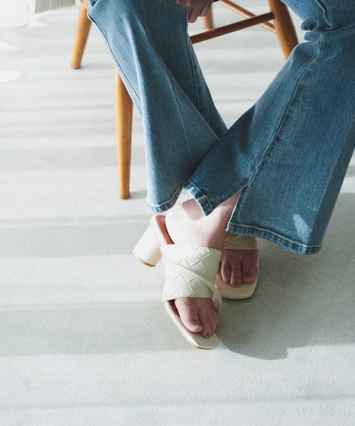 FREE'S MART(フリーズマート)の「カバーラインメッシュ風サンダル(サンダル・レディース・ホワイト/ブラック/ブルー・SMALL/MEDIUM)」の2枚目の写真