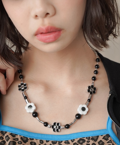 SPINNS(スピンズ)の「デイジーデザイン アソートビーズネックレス(ネックレス・レディース・ホワイト/ブラック・ONESIZE)」の4枚目の写真