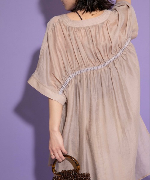 Eimee Law(エイミーロウ)の「バックギャザー テーピングシアーシャツ(シャツ/ブラウス・レディース・ブラウン系/グレイッシュベージュ/ブラック・38)」の3枚目の写真
