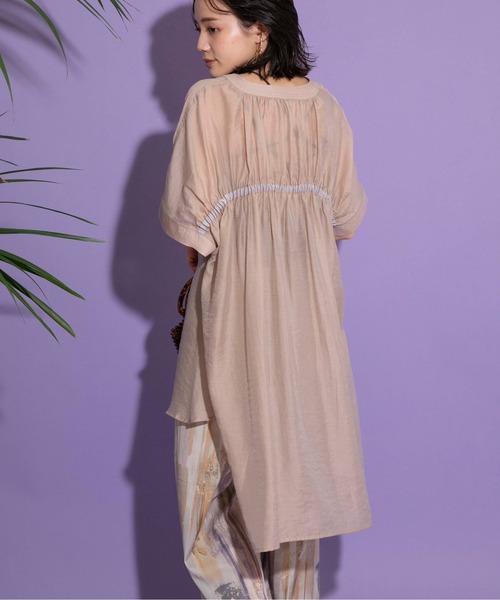 Eimee Law(エイミーロウ)の「バックギャザー テーピングシアーシャツ(シャツ/ブラウス・レディース・ブラウン系/グレイッシュベージュ/ブラック・38)」の8枚目の写真