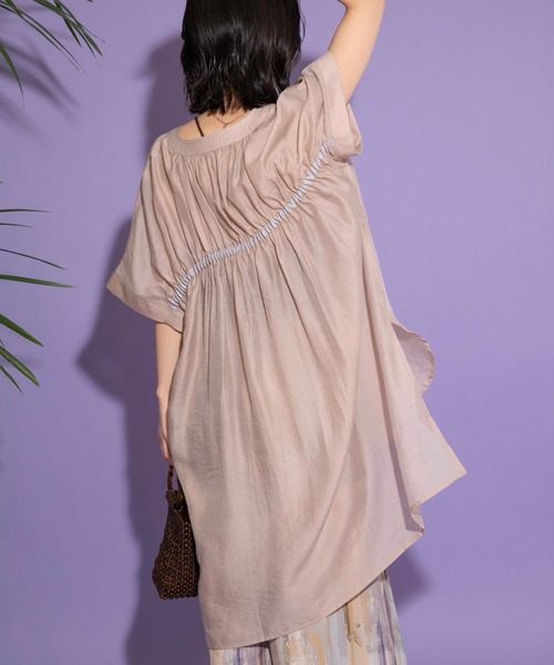 Eimee Law(エイミーロウ)の「バックギャザー テーピングシアーシャツ(シャツ/ブラウス・レディース・ブラウン系/グレイッシュベージュ/ブラック・38)」の9枚目の写真