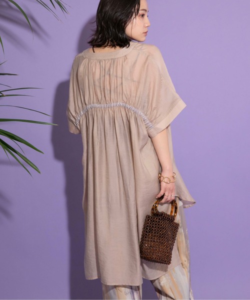 Eimee Law(エイミーロウ)の「バックギャザー テーピングシアーシャツ(シャツ/ブラウス・レディース・ブラウン系/グレイッシュベージュ/ブラック・38)」の14枚目の写真