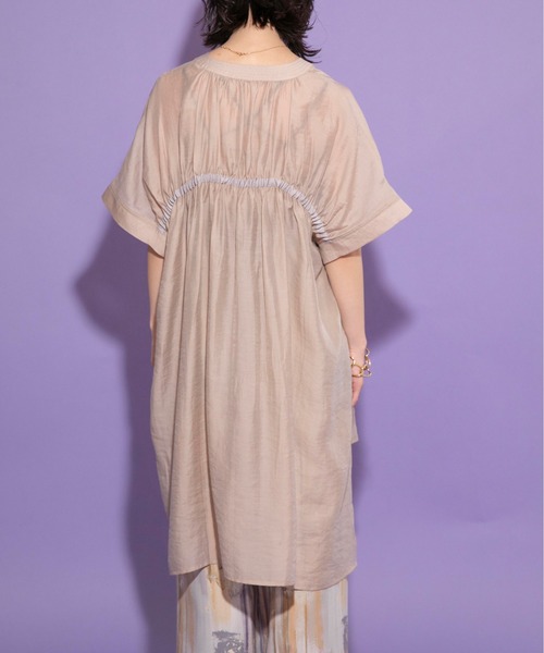 Eimee Law(エイミーロウ)の「バックギャザー テーピングシアーシャツ(シャツ/ブラウス・レディース・ブラウン系/グレイッシュベージュ/ブラック・38)」の18枚目の写真