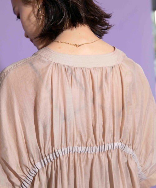 Eimee Law(エイミーロウ)の「バックギャザー テーピングシアーシャツ(シャツ/ブラウス・レディース・ブラウン系/グレイッシュベージュ/ブラック・38)」の19枚目の写真