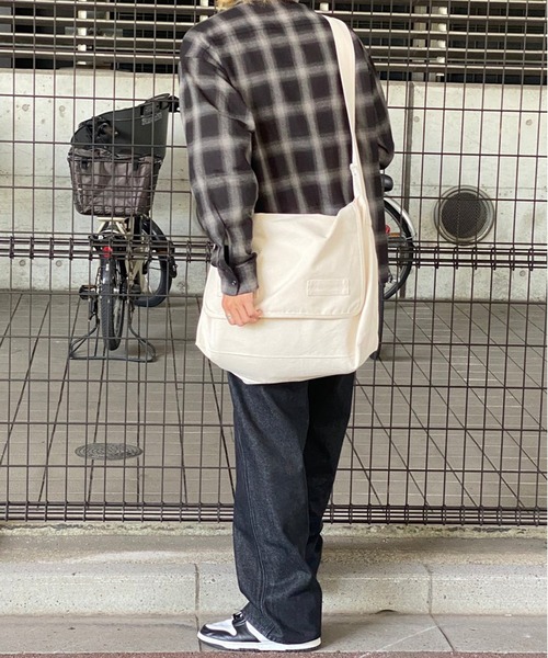 kutir(クティール)の「メッセンジャーバッグ(ショルダーバッグ・メンズ・ブラック/オフホワイト・FREE)」の6枚目の写真