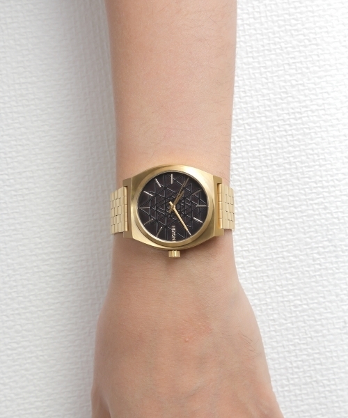 NIXON（ニクソン）の「THE TIME TELLER（アナログ腕時計・メンズ・ブラウン系その他/コーラル/ゴールド系その他/その他1/その他2/その他3/ブラック系その他/その他4/その他5/その他6/その他7/シルバー系その他/その他9/その他8/ホワイト×ゴールド/その他10/ブラック×ゴールド/その他12/ローズ/その他11/シルバー・FREE）」の4枚目の写真