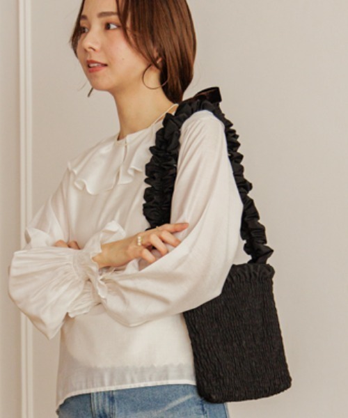 flower(フラワー)の「メニーシャーリングバッグ(ショルダーバッグ・レディース・アイボリー/ブラック・FREE)」の1枚目の写真