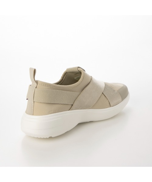 le coq sportif(ルコックスポルティフ)の「クロスベルトスリッポンスニーカー(ラ ローヌ DBSP)(スリッポン・レディース・ベージュ/ブラック/グレー/ブラック×ブラック・24cm/25cm/24.5cm/23cm/22.5cm/23.5cm)」の5枚目の写真