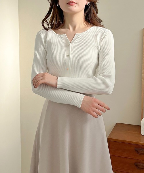 TRUDEA(トルディア)の「スリットネックリブカーディガン(カーディガン/ボレロ・レディース・ホワイト/ブラック/グレイッシュベージュ/ネイビー・MEDIUM/LARGE)」の2枚目の写真