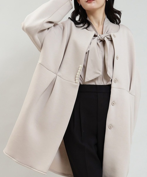 TRUDEA(トルディア)の「スポンディッシュパール使いコート(ノーカラーコート・レディース・ブラック/ホワイト・MEDIUM)」の2枚目の写真