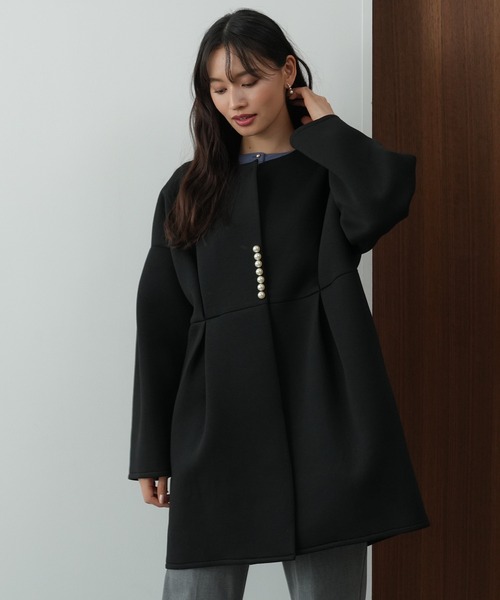 TRUDEA(トルディア)の「スポンディッシュパール使いコート(ノーカラーコート・レディース・ブラック/ホワイト・MEDIUM)」の1枚目の写真