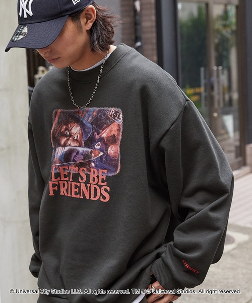 MONO-MART（モノマート）の「【ユニバーサル・スタジオ・ジャパン、ハロウィーン・ホラー・ナイト「チャッキーズ・カーニバル・オブ・カオス～チャッキーの血塗られた祭典～」限定デザイン】ヴィンテージライク ビッグシルエットスウェット（スウェット・レディース・スミクロ/オートミール・L/M）」の2枚目の写真