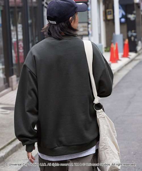 MONO-MART（モノマート）の「【ユニバーサル・スタジオ・ジャパン、ハロウィーン・ホラー・ナイト「チャッキーズ・カーニバル・オブ・カオス～チャッキーの血塗られた祭典～」限定デザイン】ヴィンテージライク ビッグシルエットスウェット（スウェット・レディース・スミクロ/オートミール・L/M）」の5枚目の写真