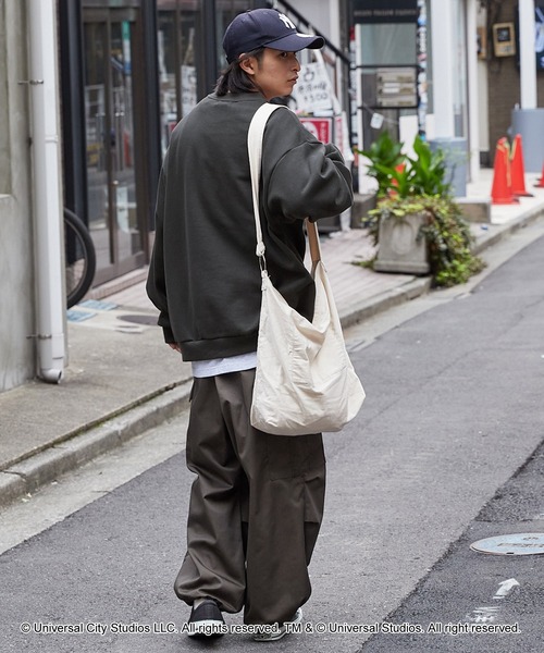 MONO-MART（モノマート）の「【ユニバーサル・スタジオ・ジャパン、ハロウィーン・ホラー・ナイト「チャッキーズ・カーニバル・オブ・カオス～チャッキーの血塗られた祭典～」限定デザイン】ヴィンテージライク ビッグシルエットスウェット（スウェット・レディース・スミクロ/オートミール・L/M）」の9枚目の写真