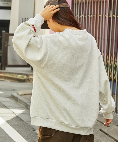 MONO-MART（モノマート）の「【ユニバーサル・スタジオ・ジャパン、ハロウィーン・ホラー・ナイト「チャッキーズ・カーニバル・オブ・カオス～チャッキーの血塗られた祭典～」限定デザイン】ヴィンテージライク ビッグシルエットスウェット（スウェット・レディース・スミクロ/オートミール・L/M）」の14枚目の写真