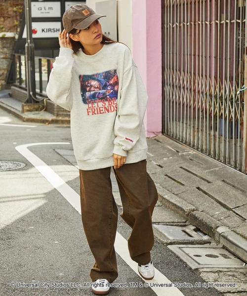 MONO-MART（モノマート）の「【ユニバーサル・スタジオ・ジャパン、ハロウィーン・ホラー・ナイト「チャッキーズ・カーニバル・オブ・カオス～チャッキーの血塗られた祭典～」限定デザイン】ヴィンテージライク ビッグシルエットスウェット（スウェット・レディース・スミクロ/オートミール・L/M）」の15枚目の写真