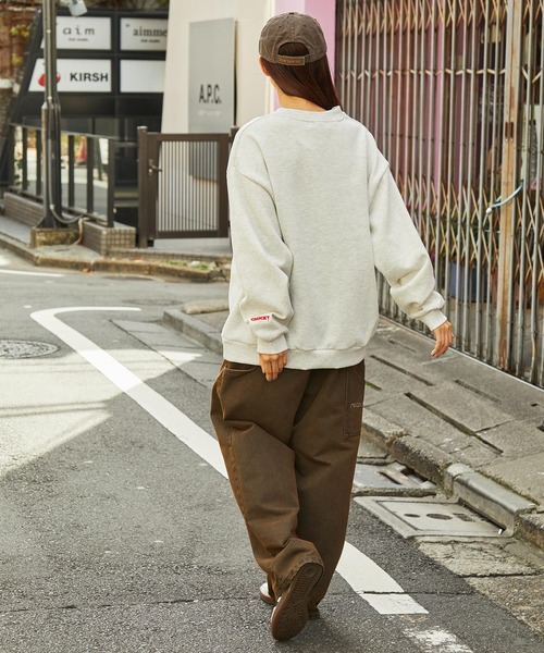 MONO-MART（モノマート）の「【ユニバーサル・スタジオ・ジャパン、ハロウィーン・ホラー・ナイト「チャッキーズ・カーニバル・オブ・カオス～チャッキーの血塗られた祭典～」限定デザイン】ヴィンテージライク ビッグシルエットスウェット（スウェット・レディース・スミクロ/オートミール・L/M）」の16枚目の写真