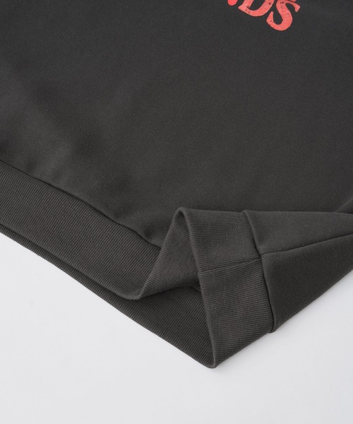 MONO-MART（モノマート）の「【ユニバーサル・スタジオ・ジャパン、ハロウィーン・ホラー・ナイト「チャッキーズ・カーニバル・オブ・カオス～チャッキーの血塗られた祭典～」限定デザイン】ヴィンテージライク ビッグシルエットスウェット（スウェット・レディース・スミクロ/オートミール・L/M）」の20枚目の写真