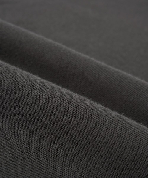 MONO-MART（モノマート）の「【ユニバーサル・スタジオ・ジャパン、ハロウィーン・ホラー・ナイト「チャッキーズ・カーニバル・オブ・カオス～チャッキーの血塗られた祭典～」限定デザイン】ヴィンテージライク ビッグシルエットスウェット（スウェット・レディース・スミクロ/オートミール・L/M）」の21枚目の写真