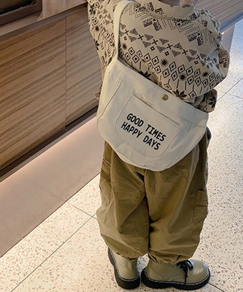 aimoha（アイモハ）の「【aimoha-KIDS-】子供服 ユニセックス英文字ショルダーバッグ（ショルダーバッグ・キッズ・ホワイト/ブルー/ブラウン/ブラック・FREE）」の2枚目の写真