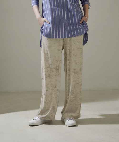 SALON adam et rope'（サロン アダム エ ロペ）の「クラッシュベロアイージーパンツ【セットアップ対応・洗える】（その他パンツ・レディース・ベージュ/ブラック・FREE）」の2枚目の写真