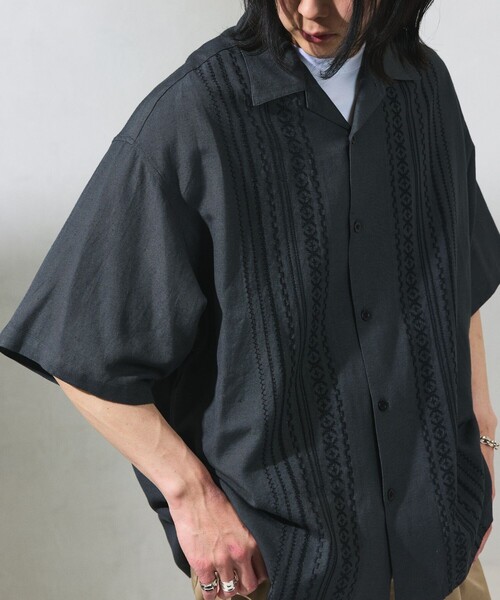 FREAK'S STORE(フリークスストア)の「限定展開 Relax Fit リラックスフィット リネンレーヨン フロント刺繍 キューバシャツ/オープンカラーシャツ(シャツ/ブラウス・メンズ・ブラック/ブラウン/チャコールグレー/ネイビー・SMALL/LARGE/MEDIUM)」の2枚目の写真