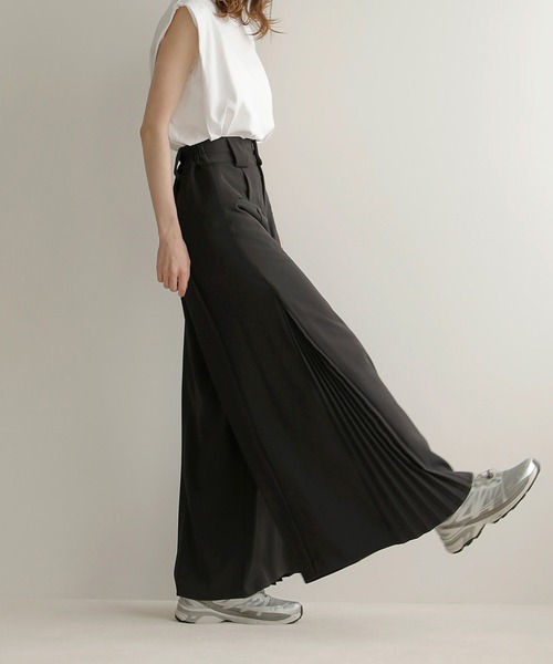 MIELI INVARIANT（ミエリインヴァリアント）の「Pleat Hem Block Pants（その他パンツ・レディース・ホワイト系その他/ベージュ系その他/ブラック・SMALL/MEDIUM）」の2枚目の写真