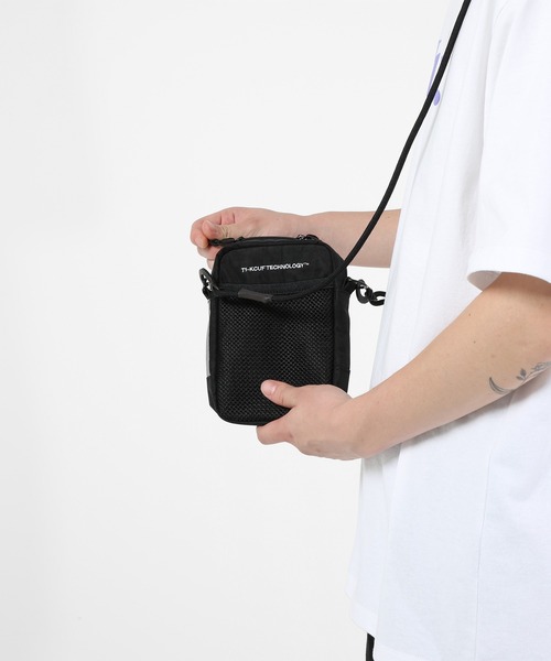 HUF（ハフ）の「EMBARCADERO POUCH / HUF ハフ ポーチ（ボディバッグ/ウエストポーチ・メンズ・ブラック・O/S）」の4枚目の写真