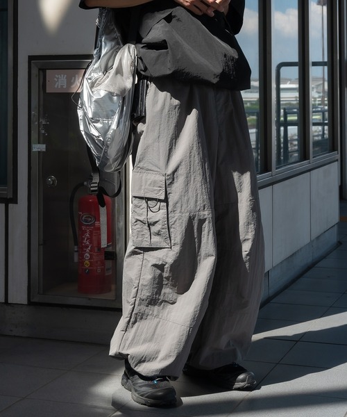 Perushu（ペルーシュ）の「ナイロンワイドパラシュートパンツ（その他パンツ・メンズ・ライトカーキ/オフホワイト/グレー・SMALL/MEDIUM/LARGE）」の7枚目の写真