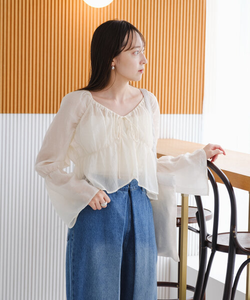 Kastane(カスタネ)の「【S.Lサイズ展開/前後2WAY】シャーリングシアーブラウス(シャツ/ブラウス・レディース・アイボリー/ブラック/ブラウン・SMALL/LARGE)」の7枚目の写真