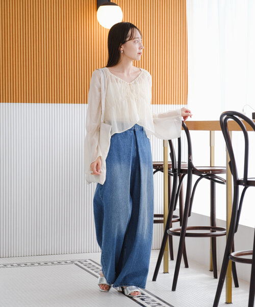 Kastane(カスタネ)の「【S.Lサイズ展開/前後2WAY】シャーリングシアーブラウス(シャツ/ブラウス・レディース・アイボリー/ブラック/ブラウン・SMALL/LARGE)」の11枚目の写真