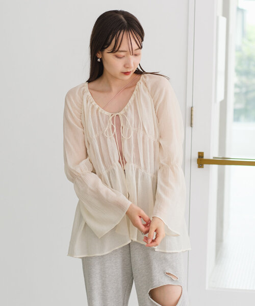 Kastane(カスタネ)の「【S.Lサイズ展開/前後2WAY】シャーリングシアーブラウス(シャツ/ブラウス・レディース・アイボリー/ブラック/ブラウン・SMALL/LARGE)」の13枚目の写真