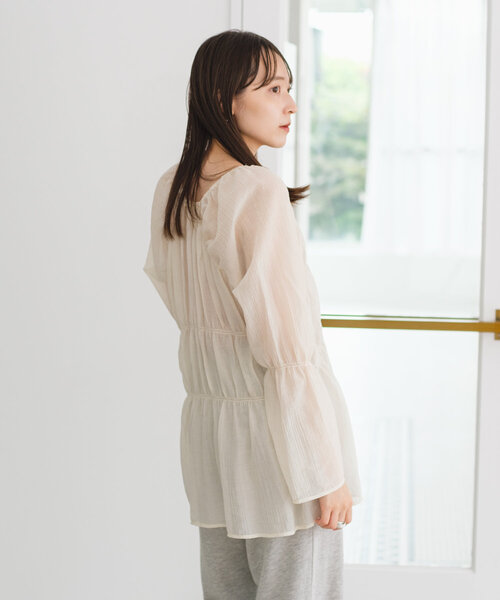 Kastane(カスタネ)の「【S.Lサイズ展開/前後2WAY】シャーリングシアーブラウス(シャツ/ブラウス・レディース・アイボリー/ブラック/ブラウン・SMALL/LARGE)」の15枚目の写真