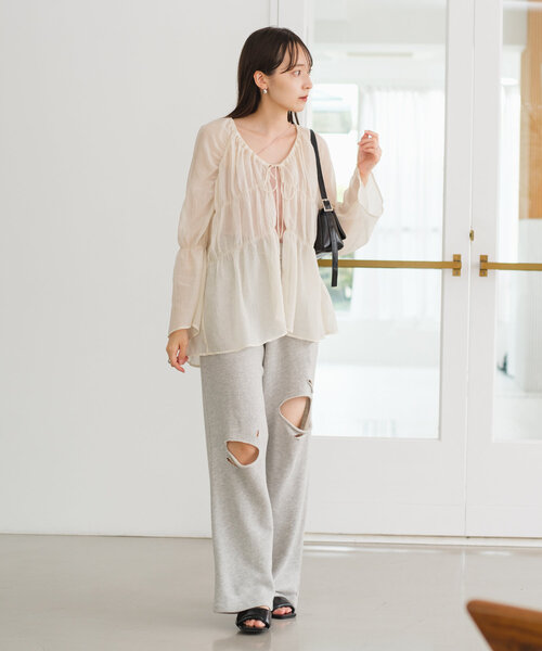 Kastane(カスタネ)の「【S.Lサイズ展開/前後2WAY】シャーリングシアーブラウス(シャツ/ブラウス・レディース・アイボリー/ブラック/ブラウン・SMALL/LARGE)」の17枚目の写真