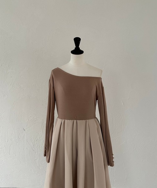 favclo.（ファブクロ）の「one shoulder balloon onepiece / ワンショルダーバルーンワンピース（ワンピース・レディース・チャコールグレー/オートミール・FREE）」の5枚目の写真