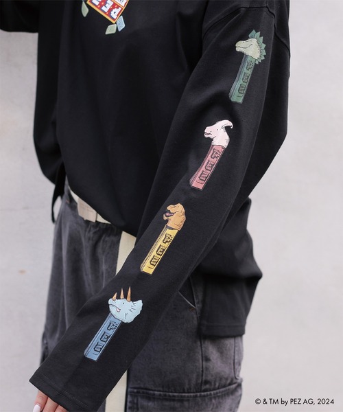 PEZコラボ恐竜スリーブプリントロンTEE/ユニセックス(Tシャツ/カットソー)|DOUBLE NAME(ダブルネーム) PEZコラボ恐竜スリーブプリントロンTEE/ユニセックス(Tシャツ/カットソー)|DOUBLE NAME(ダブルネーム)