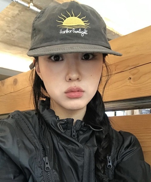 MEMECLE(メメクル)の「【 MEMECLE / メメクル 】ヴィンテージ サンライト ボールキャップ(キャップ・レディース・ブラウン/レッド/ダークグレー/アイボリー・FREE)」の5枚目の写真