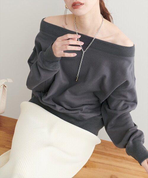 natural couture(ナチュラルクチュール)の「オフショルにもなる2way裏毛プルオーバー(Tシャツ/カットソー・レディース・スミクロ/ブラウン/ボルドー/ライトベージュ/サックスブルー・FREE)」の2枚目の写真