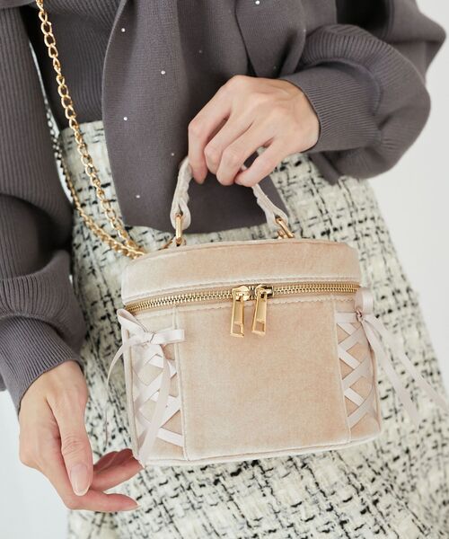 MAJESTIC LEGON（マジェスティックレゴン）の「レースアップベロアバニティバッグ（ショルダーバッグ・レディース・モカ/アイボリー・FREE）」の4枚目の写真