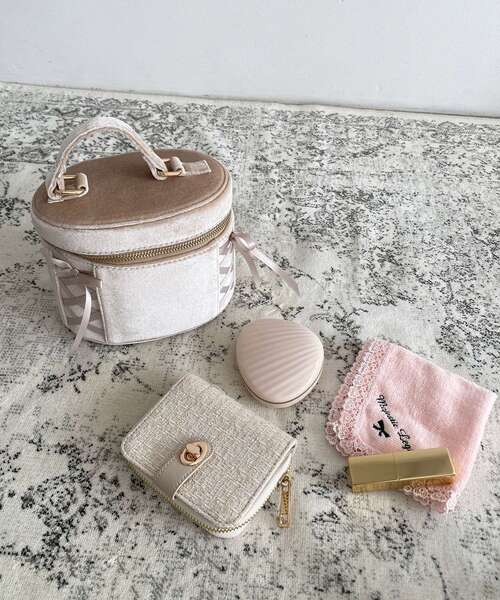 MAJESTIC LEGON（マジェスティックレゴン）の「レースアップベロアバニティバッグ（ショルダーバッグ・レディース・モカ/アイボリー・FREE）」の10枚目の写真