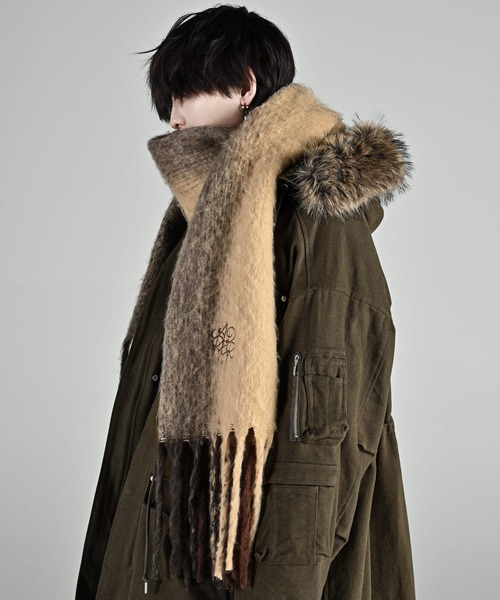 ADRER（アドラー）の「volume fringe shaggy muffler / ボリュームフリンジシャギーマフラー（マフラー・メンズ・ブラック/ブルー系1/ホワイト/ブラック系1/ブラック系2/ブラウン系1/ネイビー系1・FREE）」の5枚目の写真