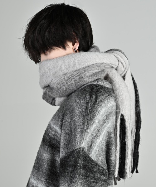 ADRER（アドラー）の「volume fringe shaggy muffler / ボリュームフリンジシャギーマフラー（マフラー・メンズ・ブラック/ブルー系1/ホワイト/ブラック系1/ブラック系2/ブラウン系1/ネイビー系1・FREE）」の9枚目の写真