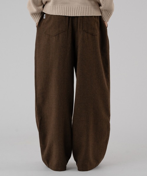 Adoon plain(アドーンプレーン)の「ヘリンボーンバレルレッグワイドパンツ(スラックス・メンズ・ブラウン/チャコールグレー・LARGE/MEDIUM)」の9枚目の写真