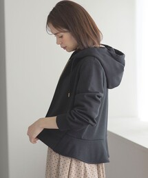 ペプラムトップス」に該当するレディースのパーカーファッション